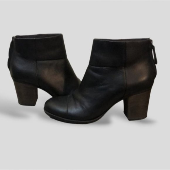 Clark's Leather Ankle Boots with zipper back and Rubber Bottom- Size 8M - Picture 3 of 16